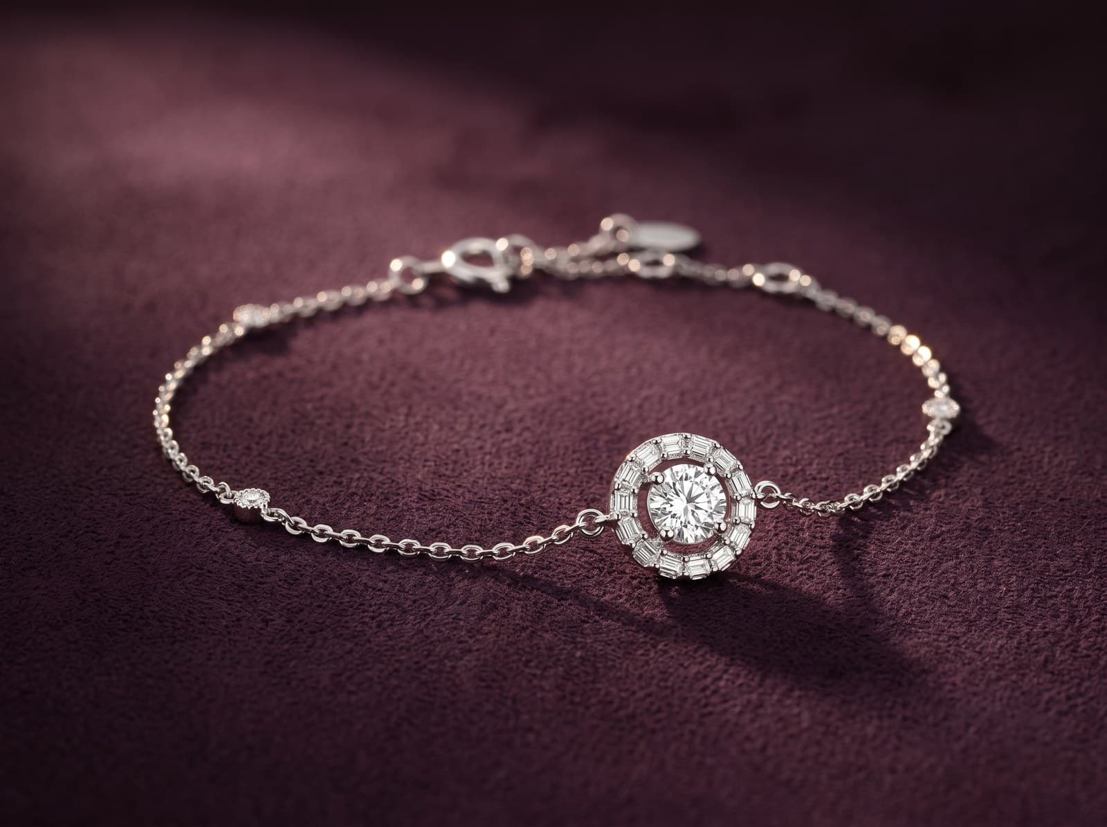 Ithra · Sparkling Framed Round Diamond Bracelet