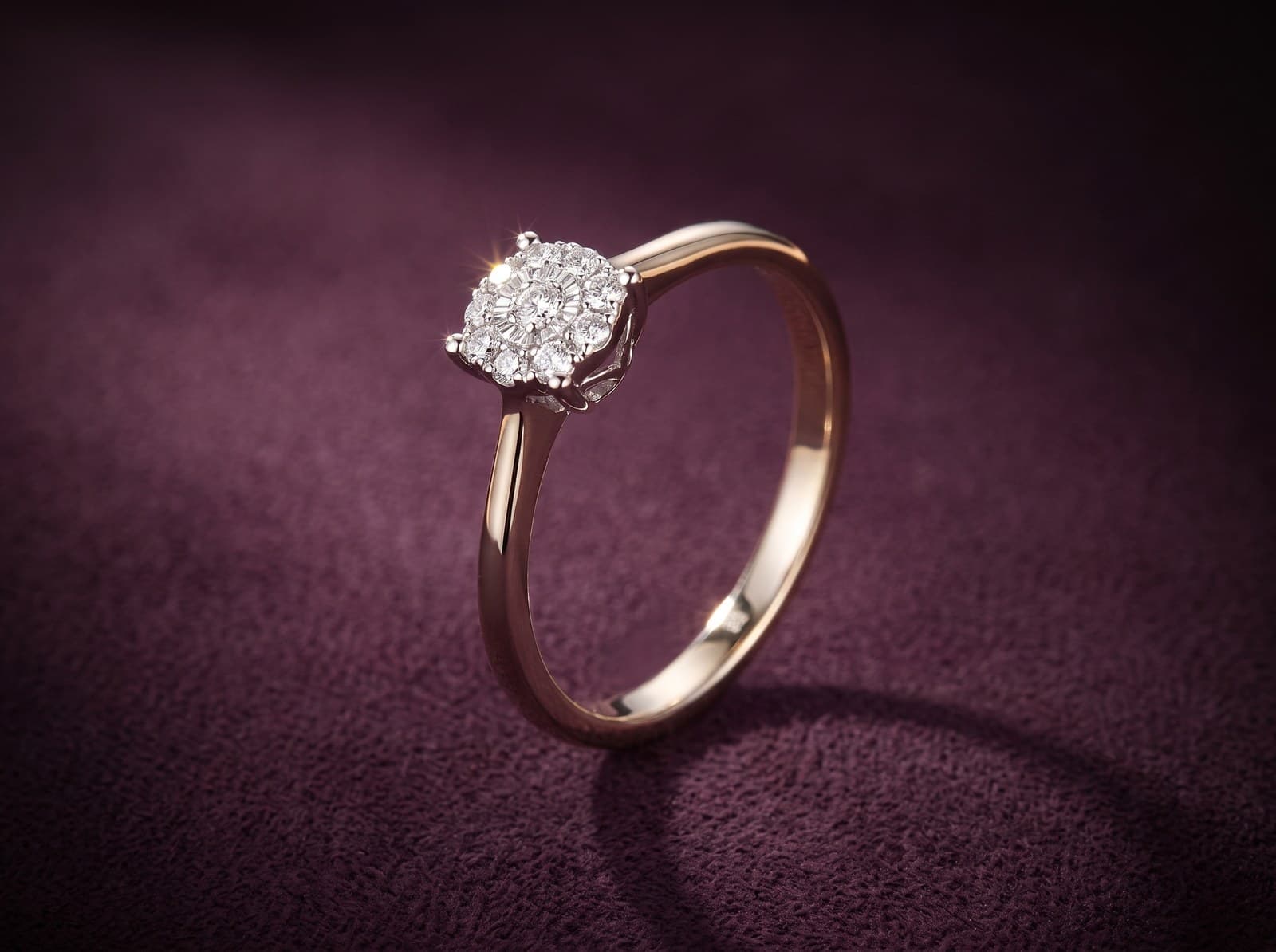 Lujain · Sparkling Round Shaped Diamond Ring — studio